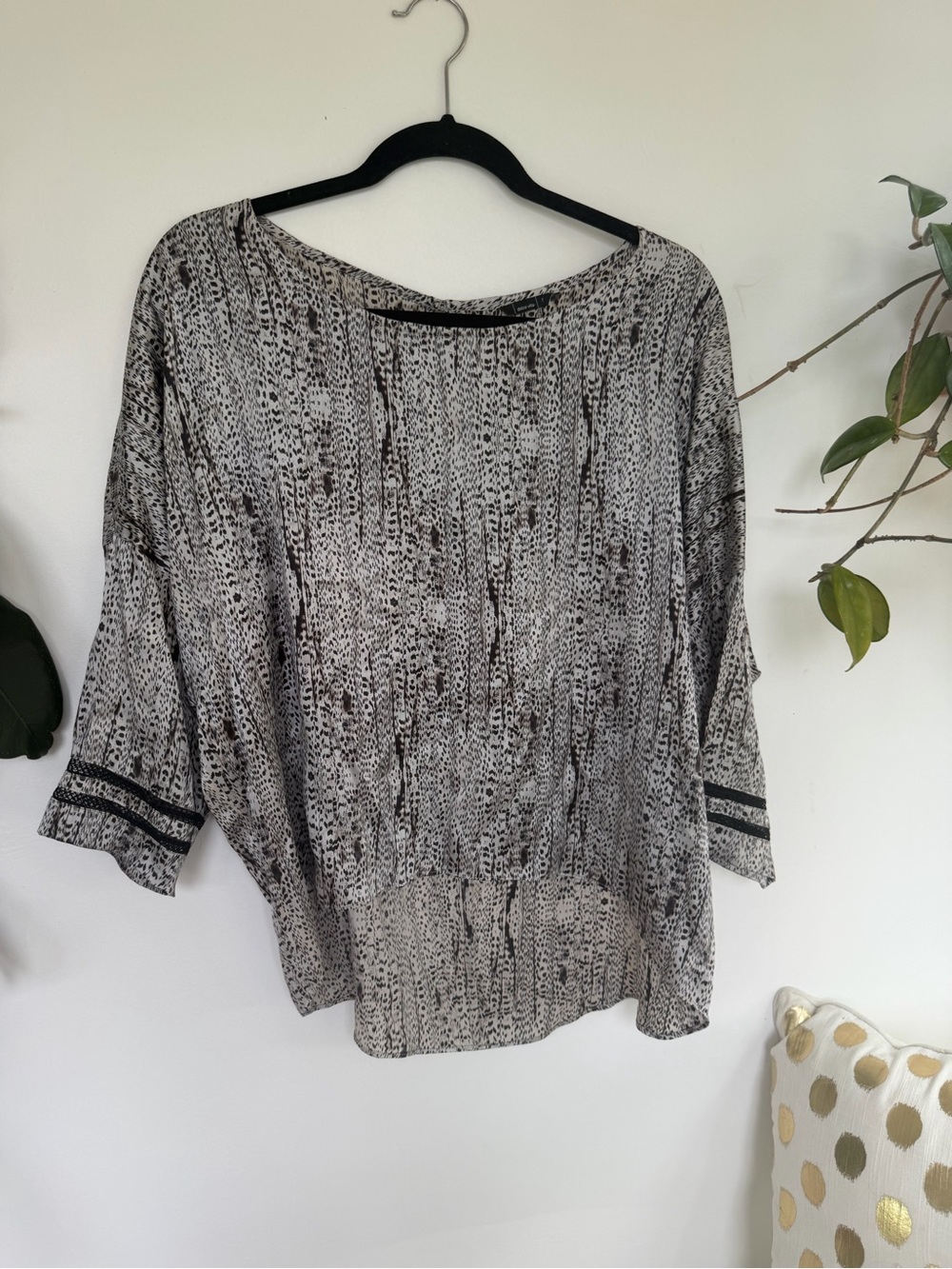Relaxed Black & White Patterned silky Top